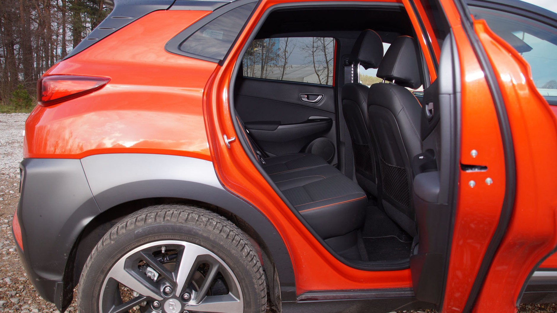 Na tylnej kanapie w komfortowych warunkach mogą podróżować dwie osoby.