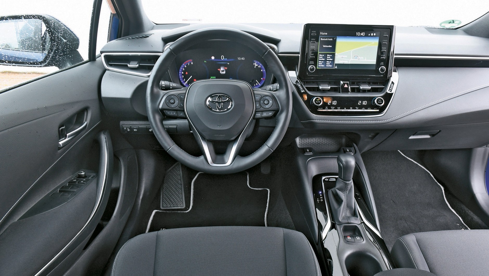 Toyota Corolla 2022 - w modelu produkowanym od roku 2023 pojawią się zmiany w kokpicie: nowe pełnowymiarowe wirtualne zegary oraz większy wyświetlacz centralny.