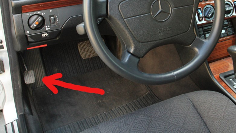 Dodatkowy pedał w Mercedesie W124