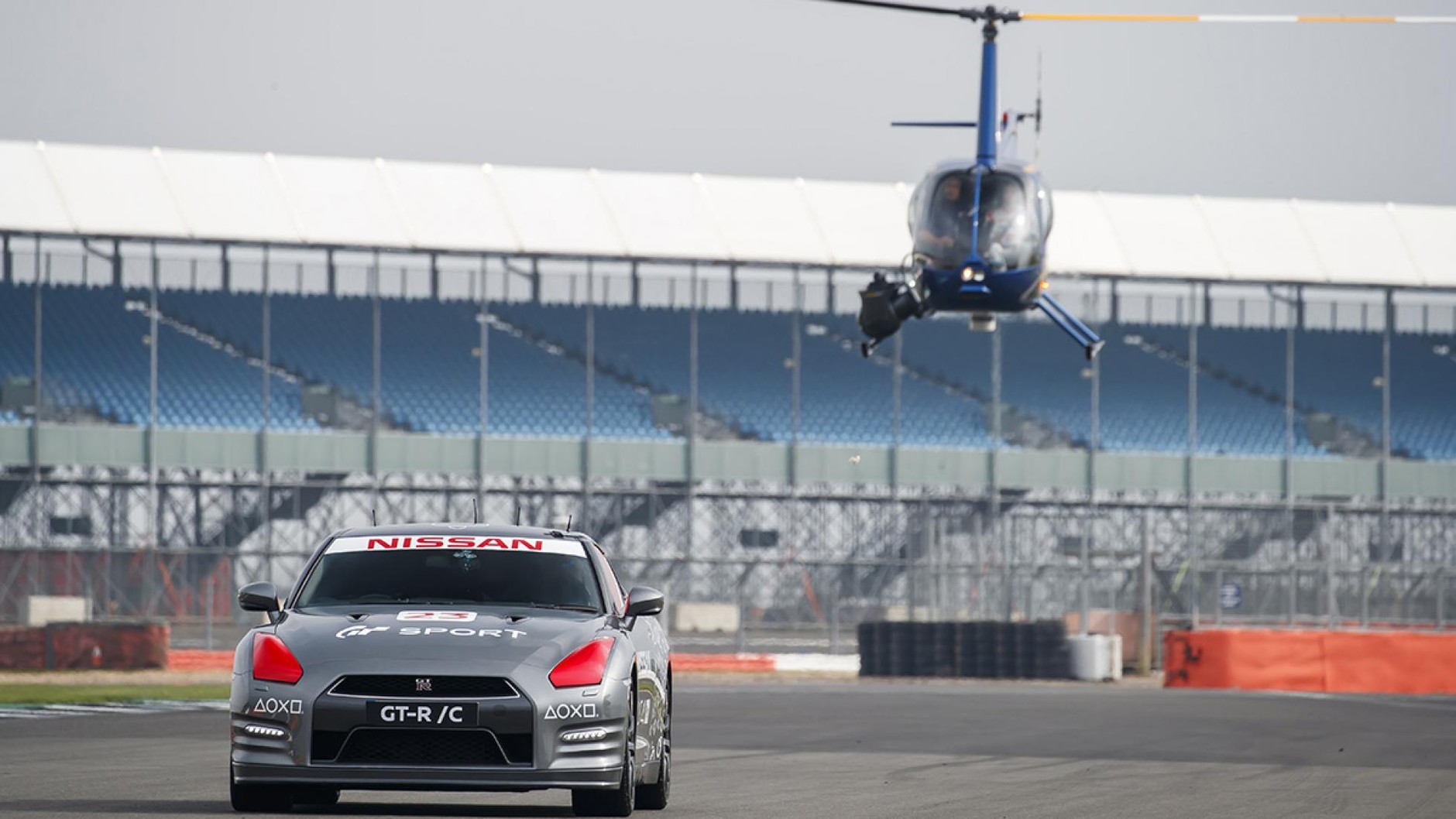 Realny Nissan GT-R sterowany.... padem od PlayStation!