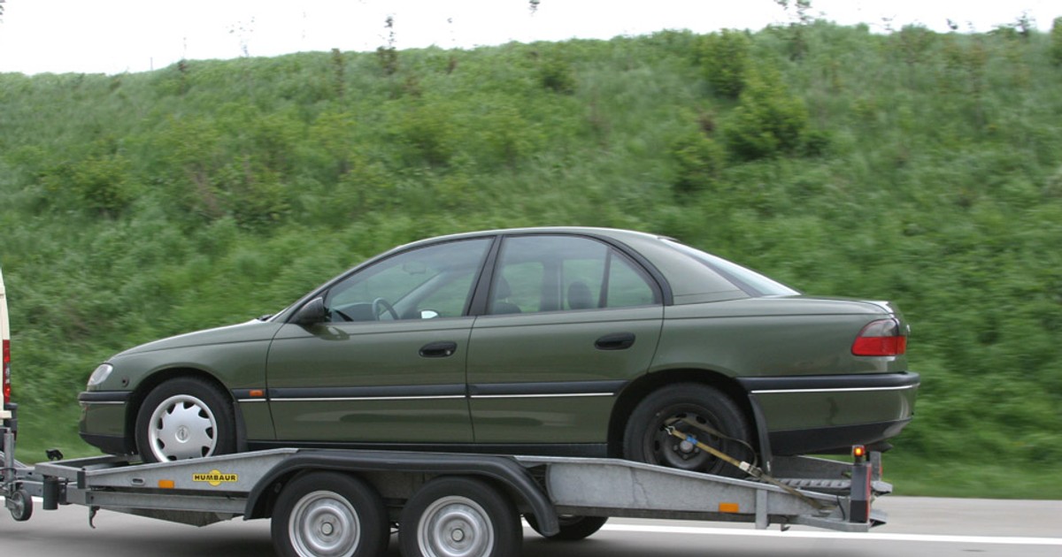 Jak sprowadzić auto z zagranicy? Ile kosztuje rejestracja samochodu sprowadzonego z UE i spoza UE?