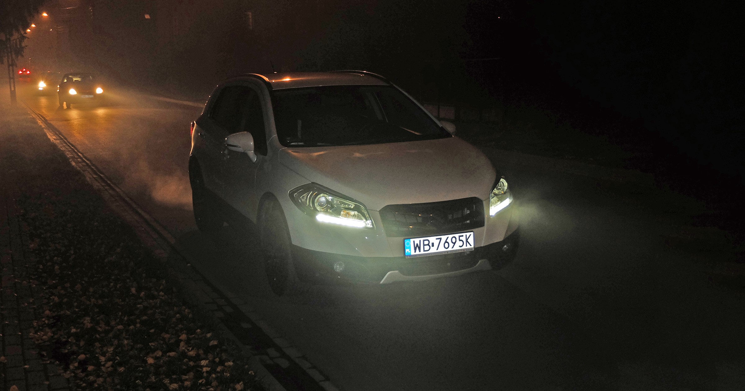 Światła do jazdy dziennej po zmroku? To wykroczenie, a w dodatku proszenie się o kolizję