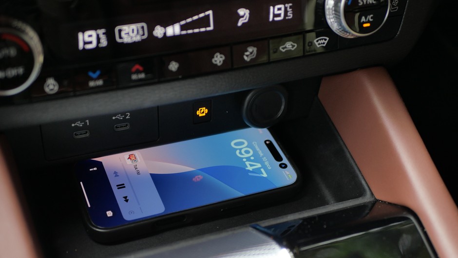 Ładowarka indukcyjna w samochodzie – w tym modelu (Mitsubishi Outlander) o dziwo, działa, nawet gdy telefon ma "plecki". Ale i tak się grzeje