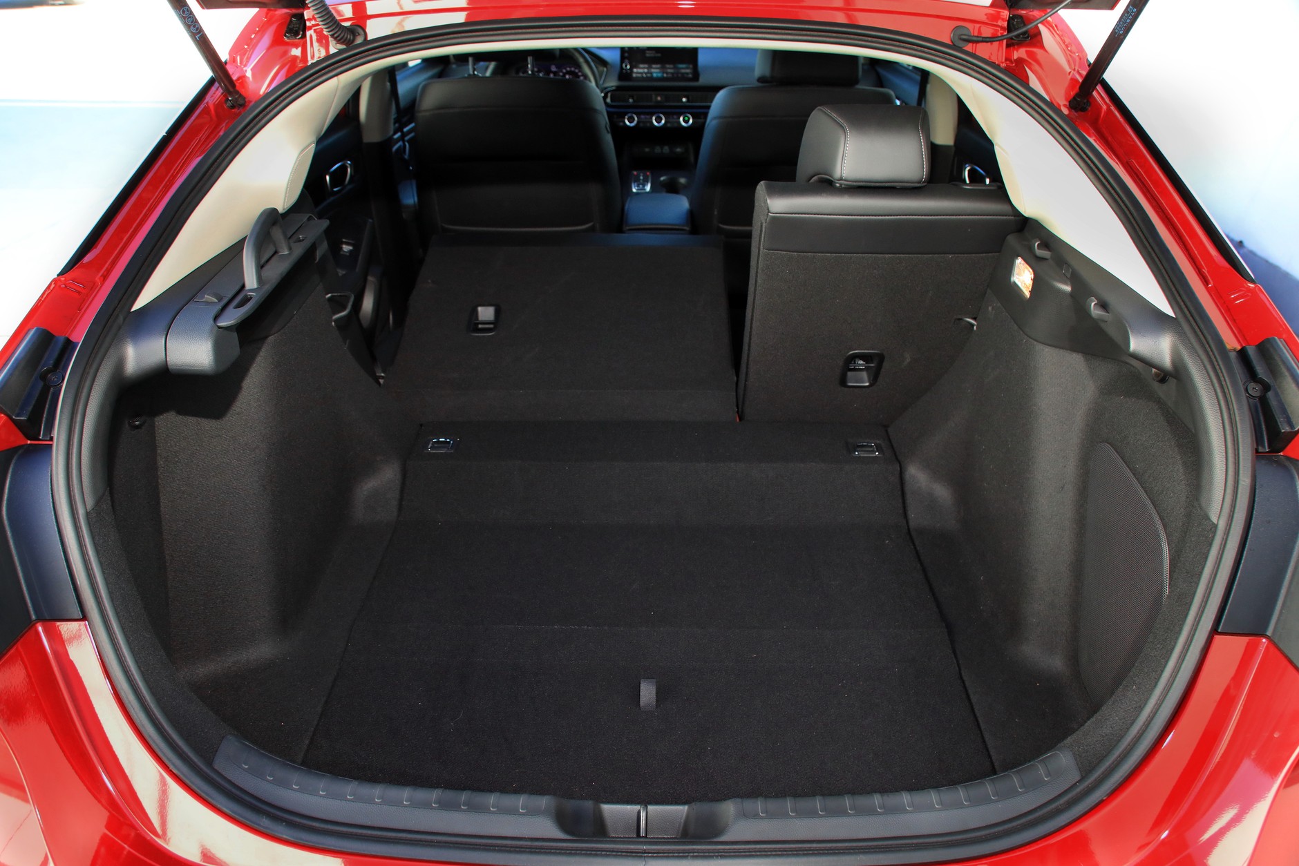 Kufer ma 410 l. Mankamentem jest nierówna podłoga.