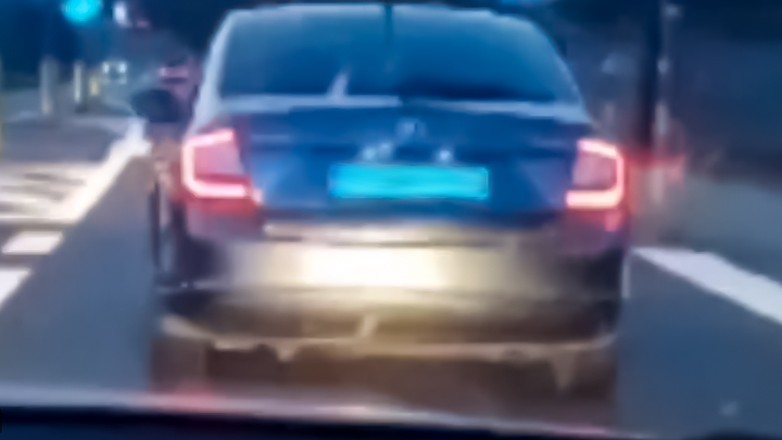 Pijany kierowca próbował uciekać przed policjantami. Mundurowi musieli wybić szybę w jego aucie