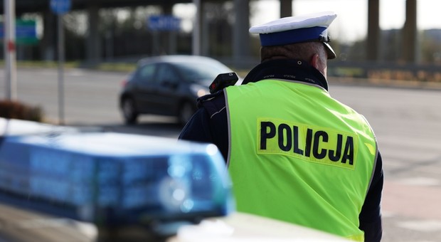 Policjanci już stoją i wypatrują. Ostatni dzień wielkiej akcji. Na celowniku konkretna grupa