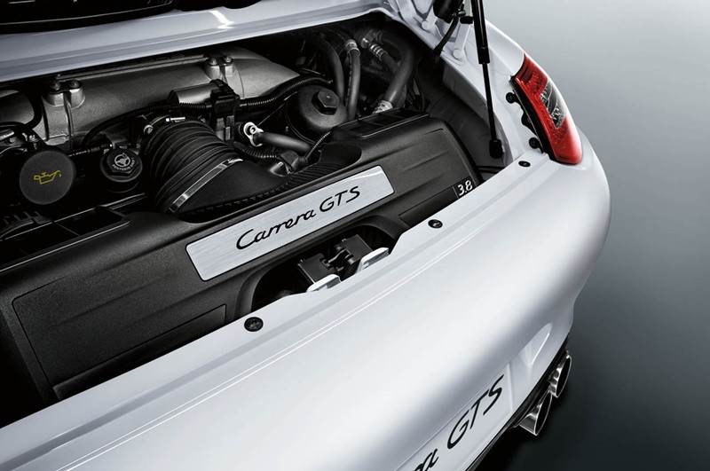 Porsche 911 Carrera GTS wjeżdża między dwa modele