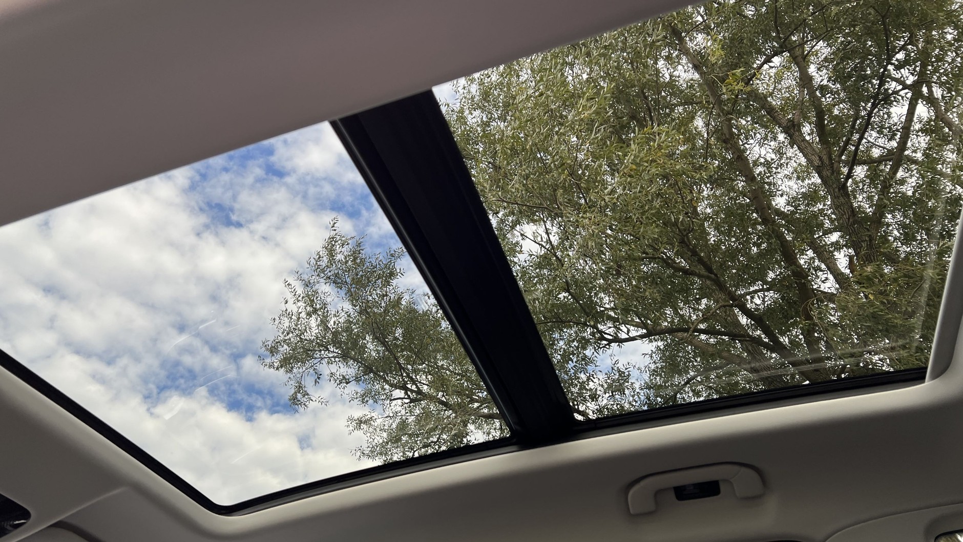 Szklany dach, zwłaszcza wyposażony w roletę, którą można go zasłonić, to bardzo miły gadżet. Jednocześnie jest to potencjalne źródło poważnych awarii.