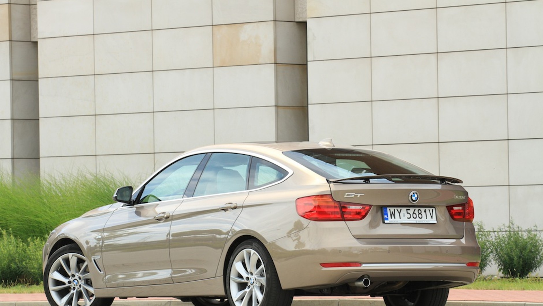 BMW 330i GT to dość popularny samochód na polskich drogach. Policjanci lubią nim ścigać piratów drogowych
