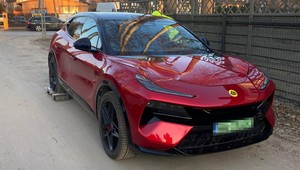 Policjanci odnaleźli w Kobyłce nietypowy samochód. To Lotus Eletre