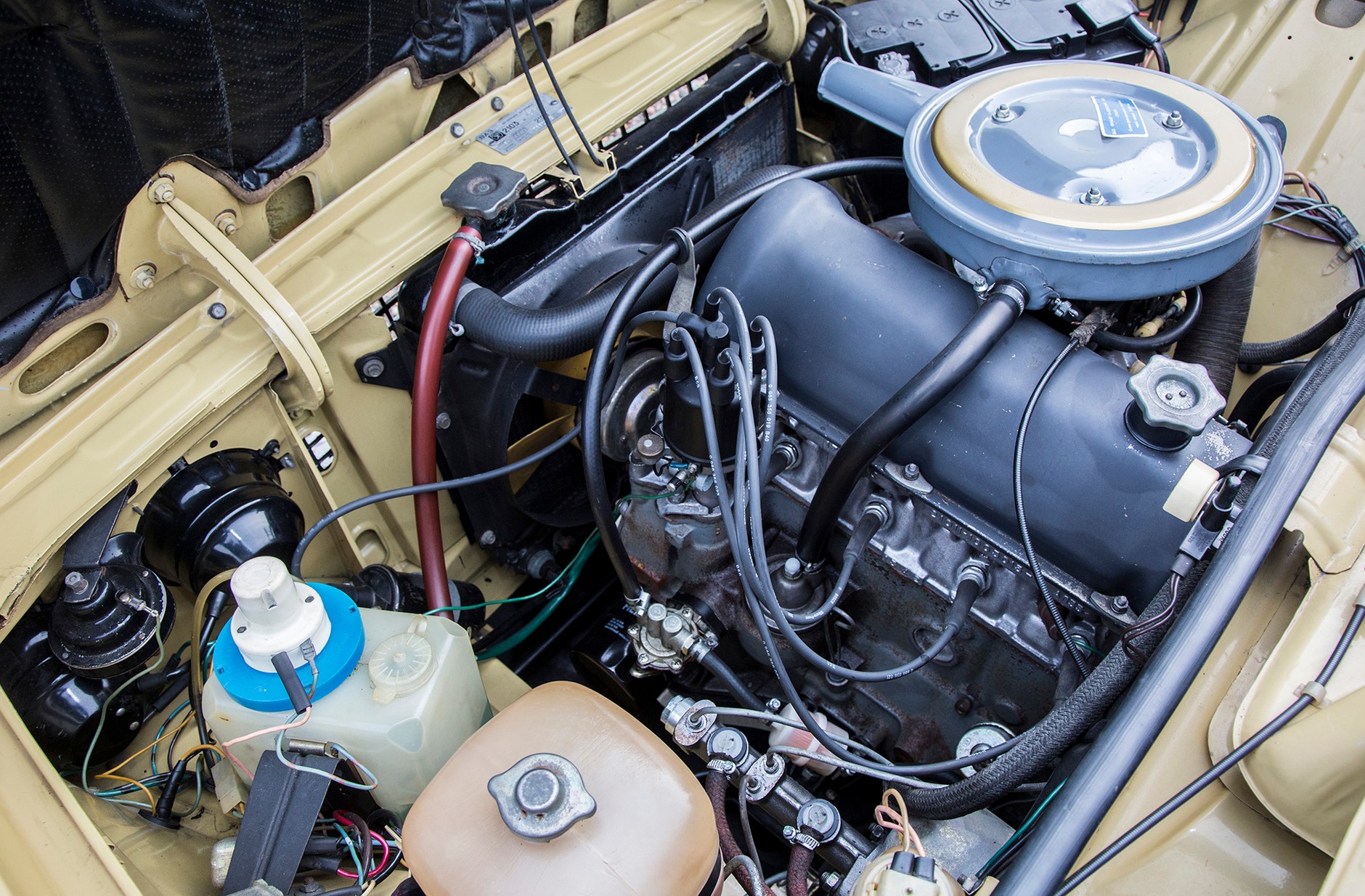 Polski Fiat 125p 1500 kontra Łada 1500 - tak podobne, a jednak tak różne