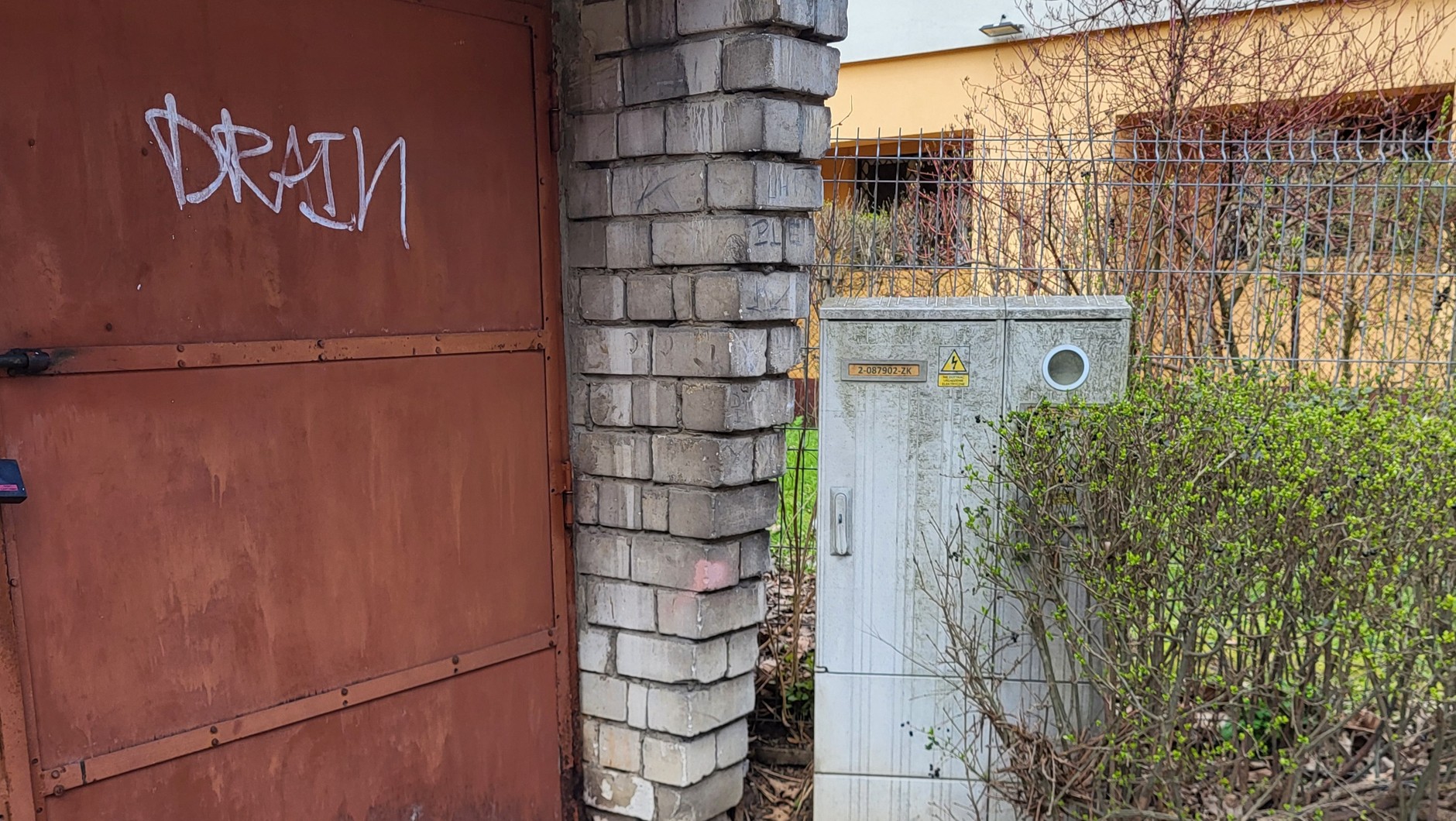 Skrzynka w pobliżu garażu daje nadzieję na możliwość doprowadzenia prądu. To jednak dodatkowy wydatek, a korzyść ograniczona, bo w tak ciasnej przestrzeni i tak niewiele można zrobić. No, chyba że ktoś ma niewielkie auto elektryczne i chce mieć własny punkt taniego ładowania.