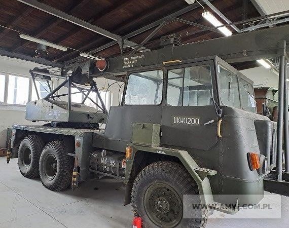 Żuraw na podwoziu ciężarówki Star 660. Potężna maszyna z silnikiem benzynowym o mocy zaledwie 105 KM