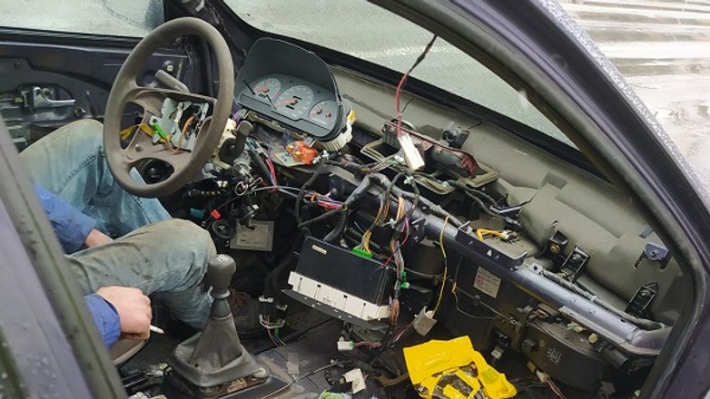 Jechał autem bez świateł, bez deski rozdzielczej i… bez prawa jazdy