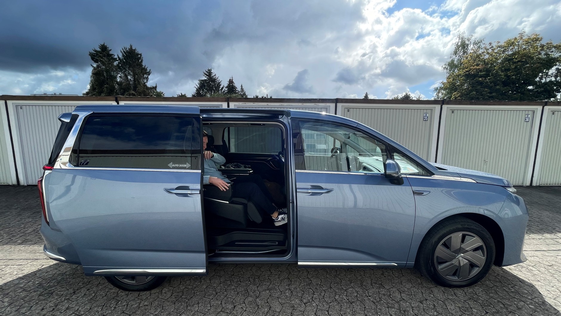 Boczne drzwi odsuwają się automatycznie