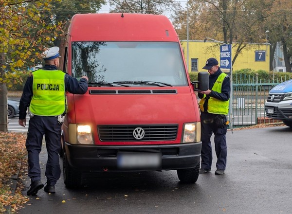 Policjanci masowo sprawdzają dziś jedną rzecz w autach. Głównie tych starszych