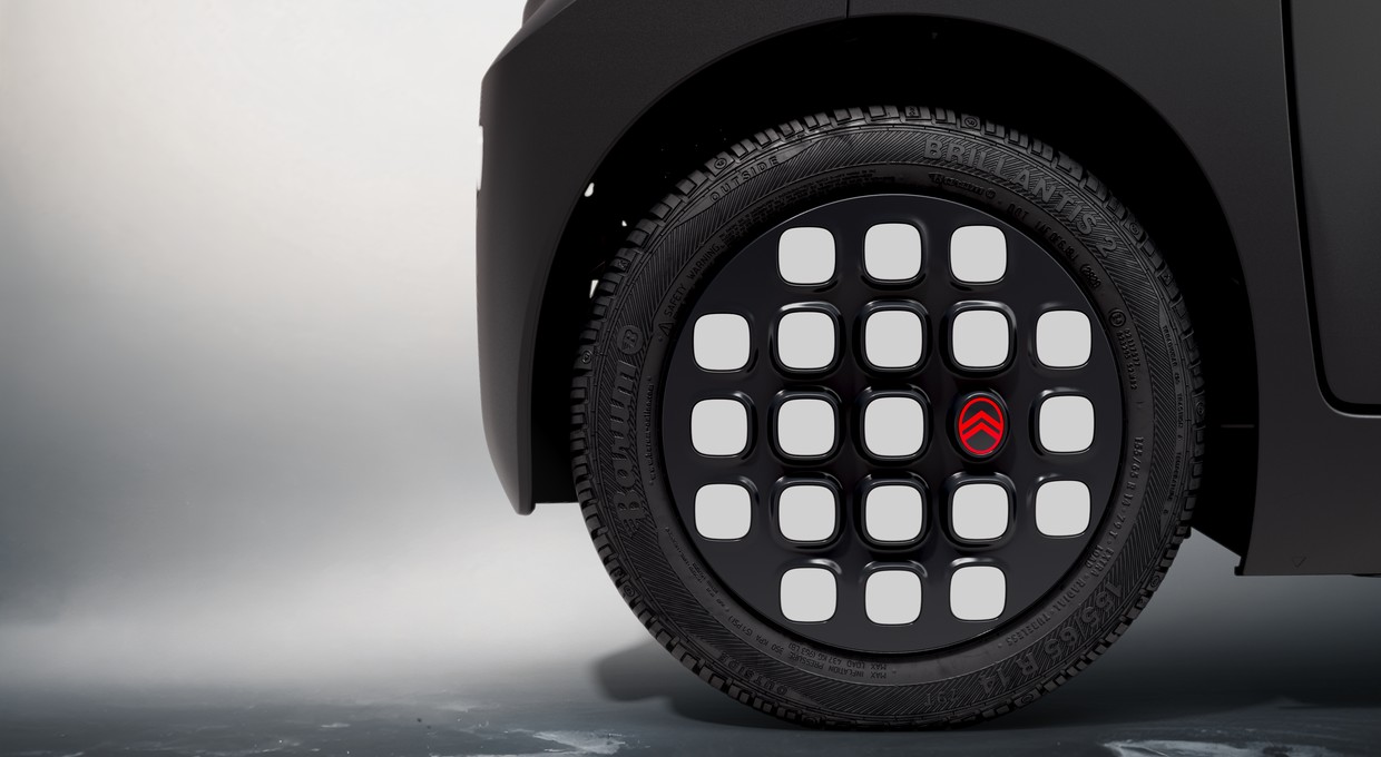 Citroen Ami przeszedł na ciemną stronę mocy. Stara się być mroczny i wygląda fenomenalnie