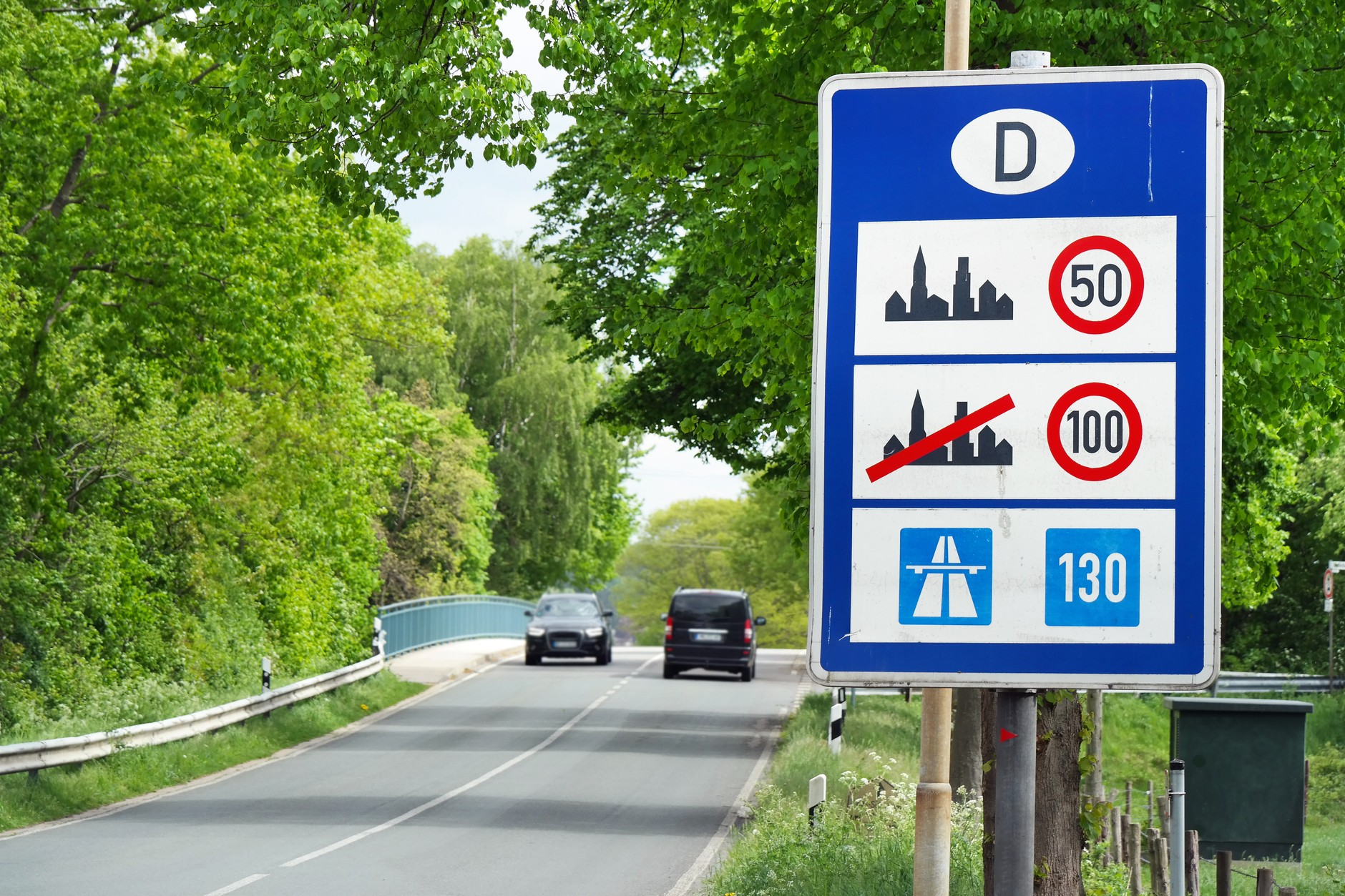 Niebieska tabliczka z liczbą 130 oznacza prędkość zalecaną – to nie jest limit