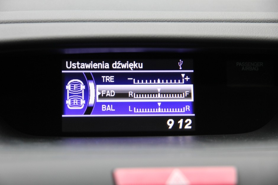 Korekcja dźwięku w nowej Hondzie CRV. Do wyboru podstawowa regulacja tonów niskich i wysokich. Ponadto balans i fader.