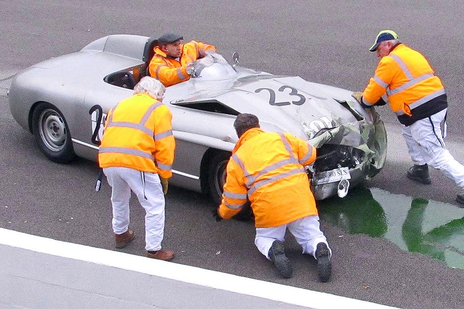 Crash Mercedesa 300 SLS z Jaguarem w Goodwood