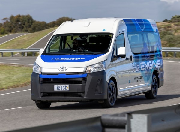 Jeszcze "spaliniaki" nie zginęły? Ta Toyota Hiace ma silnik V6, który nie spala benzyny