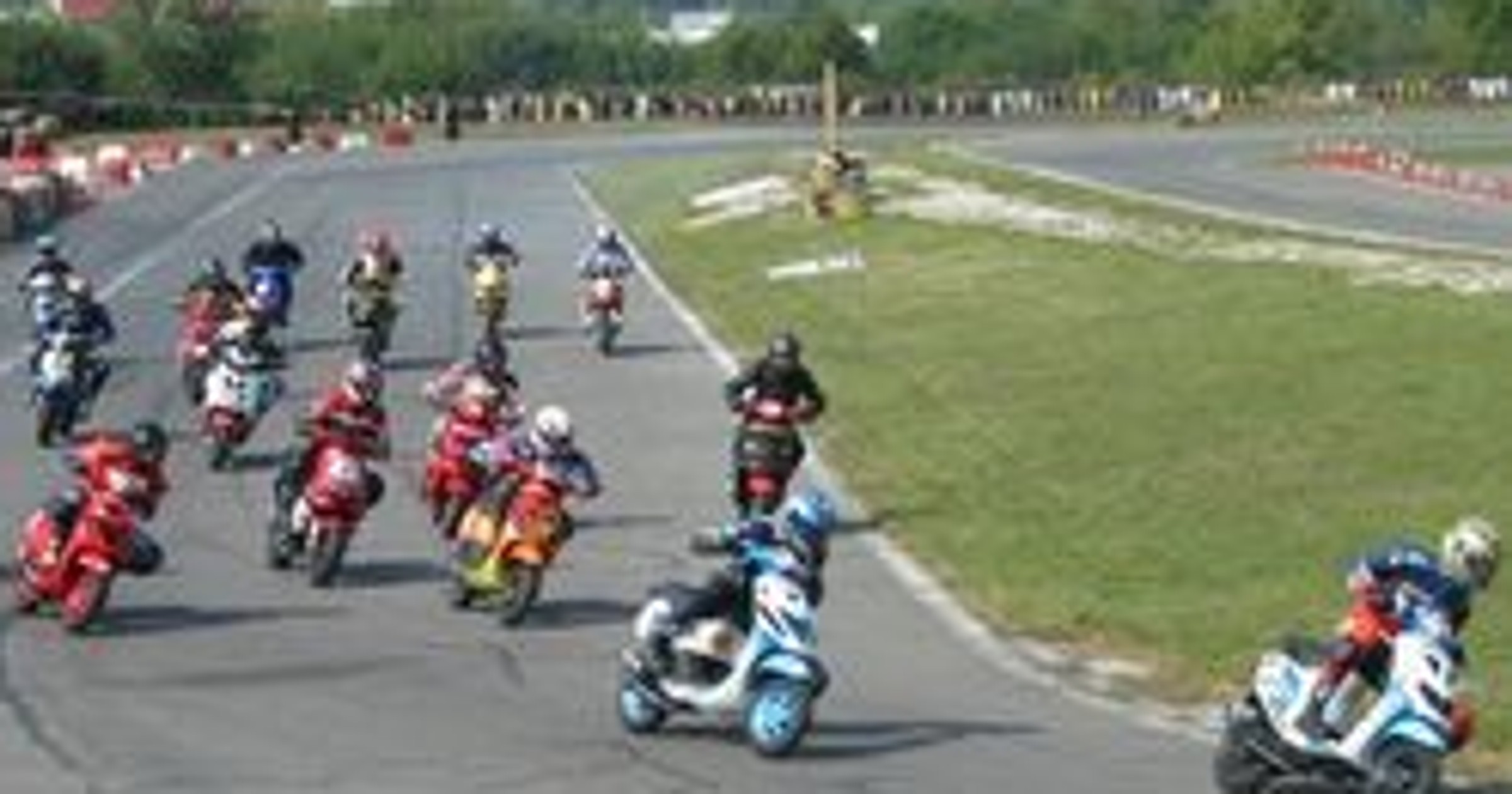 Skutery, supermoto i quady na start