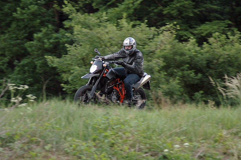 KTM 950 Supermoto R: duży dzikus (test)