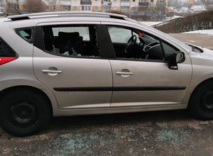 Łódź: zdemolował 6 aut, bo był zły na kolegę. Zatrzymał go lokator z pałką