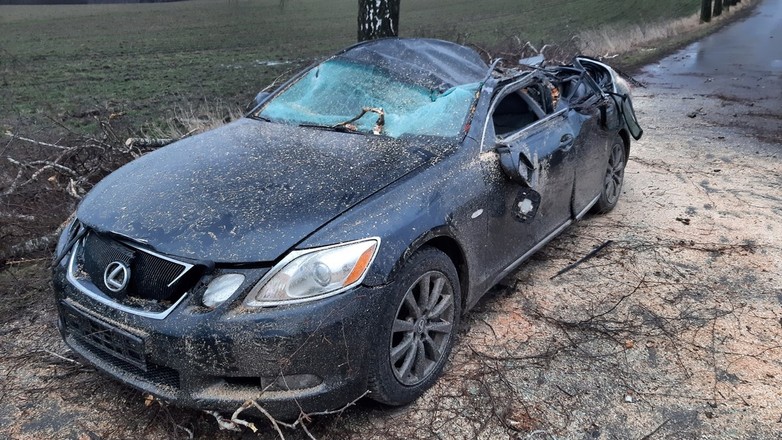 Lexus GS300 zdemolowany przez powalone drzewo. Skutki wichury w okolicach Kętrzyna