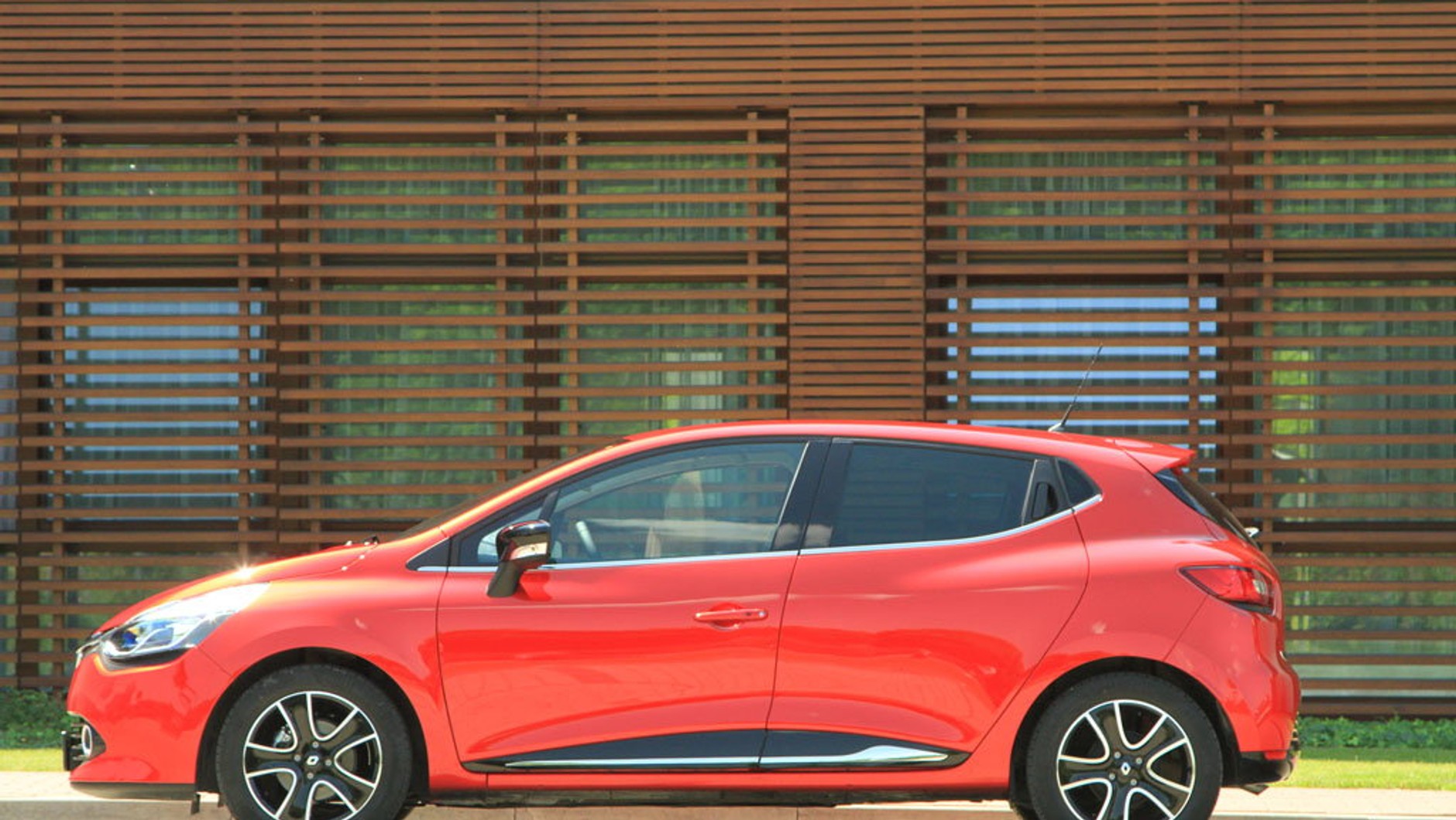 W przypadku nowych aut najmniej stracimy decydując się na Renault Clio z silnikiem 1.2, które po trzech latach użytkowania straci na wartości 30,5 %.