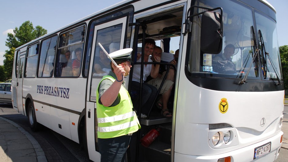 Autokarowe wycieczki pod kontrolą
