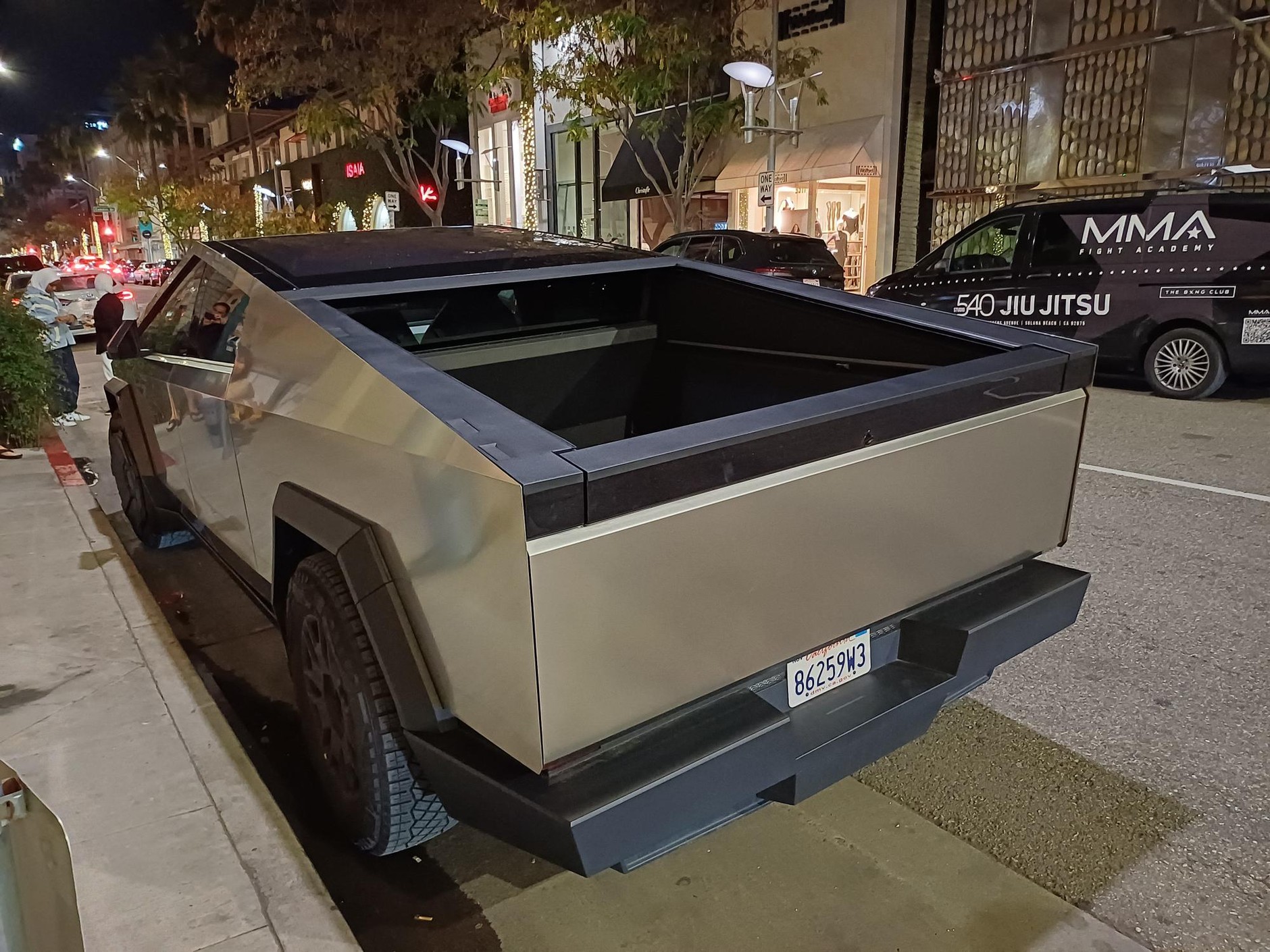 Tesla Cybertruck i inne auta w USA