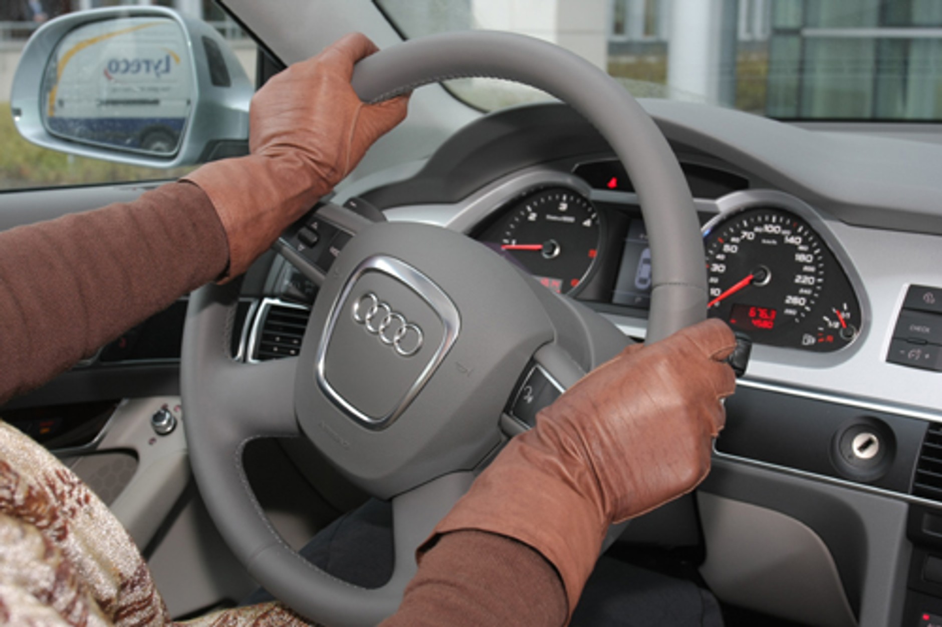 Jak zimą ubrać się do jazdy autem?