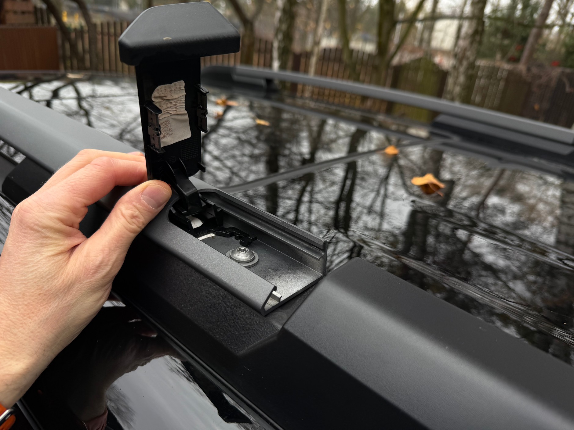 Dacia Bigster mild hybrid-G 140 – relingi dachowe można w pięć minut przestawić o 90 stopni, tworząc bagażnik bazowy