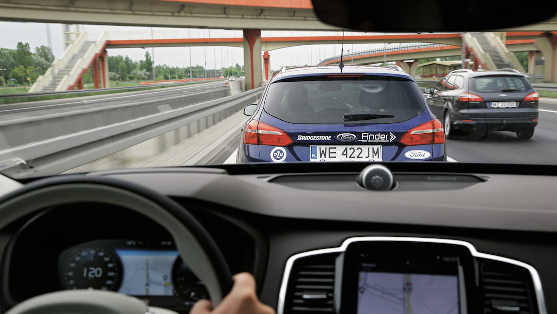 W Polsce poganianie innych kierowców na autostradzie traktowane jest jako wykroczenie. Kara nakładana jest za zbyt mały dystans między autami. 