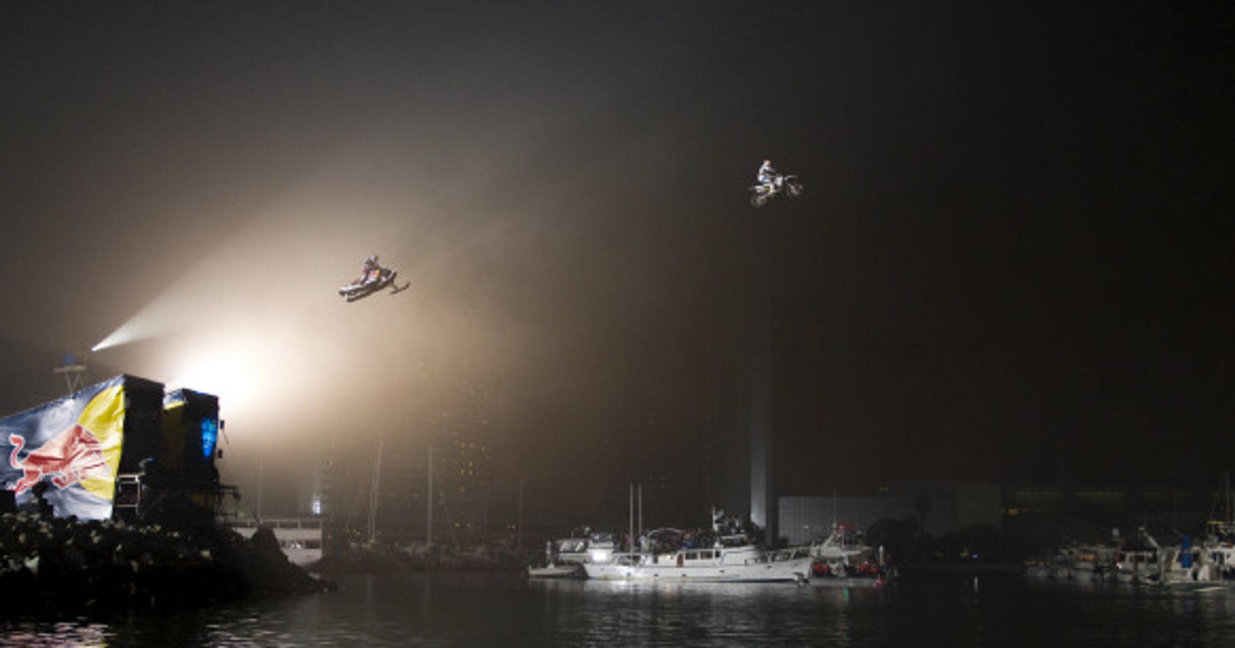 "Red Bull - New Year. No Limits": tandemowy skok w Nowy Rok