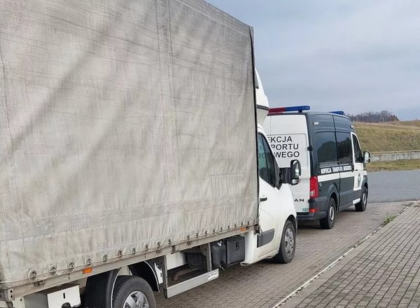 Inspektorzy ITD zatrzymali na S7 busa z Ukrainy. Zabrali prawko i wystawili mandaty