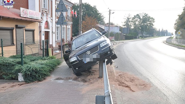Zawiesił auto na barierze i poszedł na komisariat