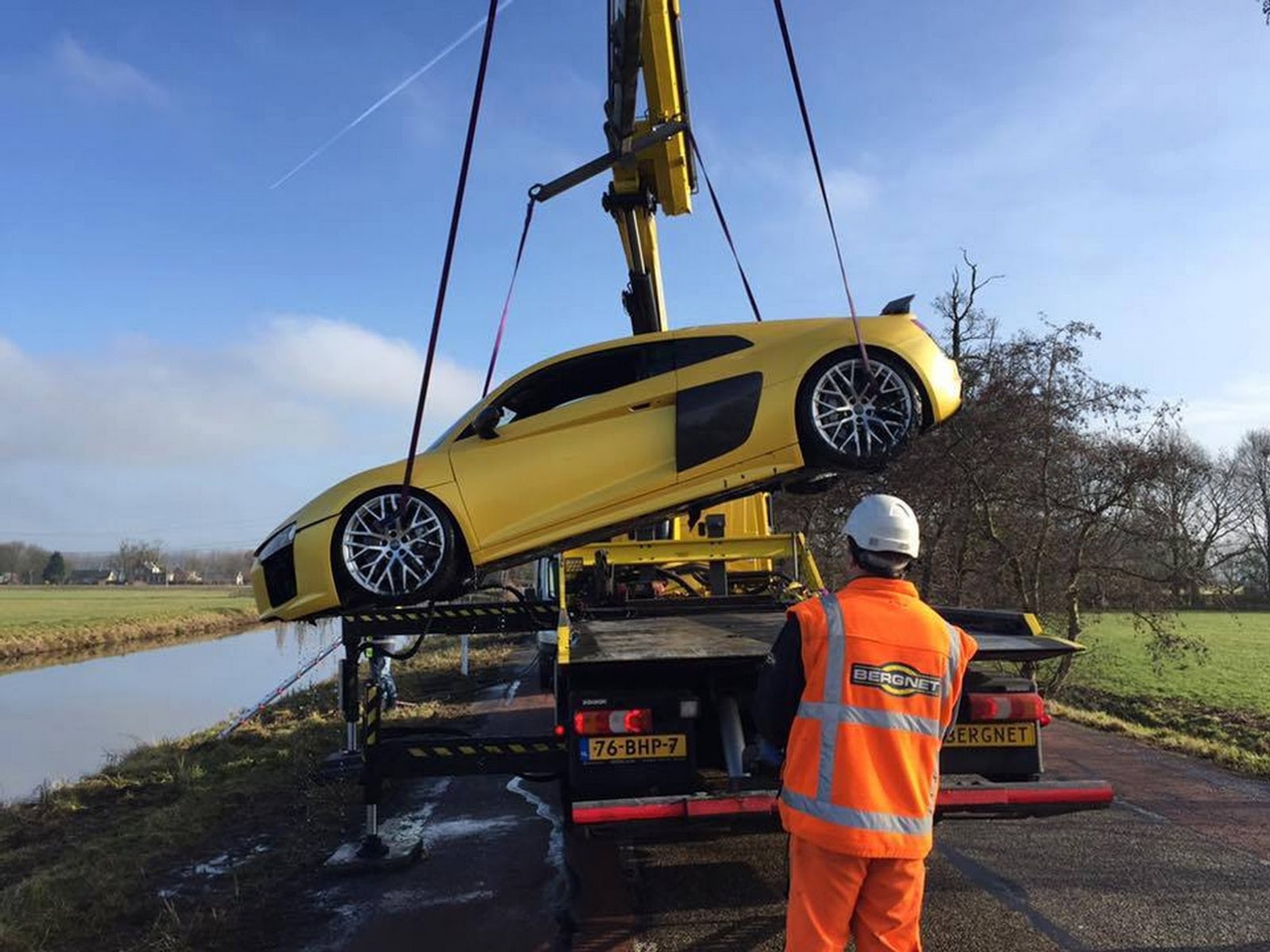 Nurkowanie w rzece Audi R8 V10 Plus