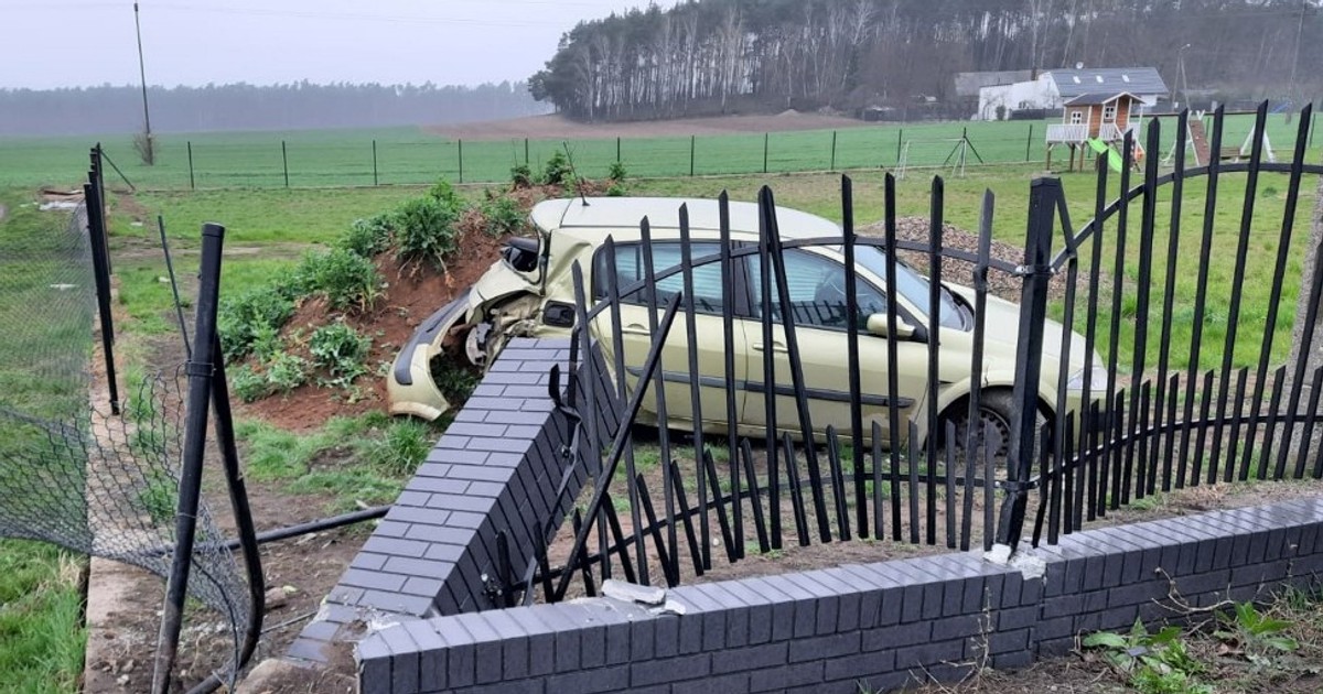 Po wypadku Renault zostało mocno zniszczone