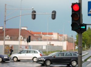 Zielona strzałka — zatrzymać się czy jechać?