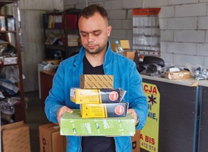 Oddajesz auto do warsztatu, ale sam kupujesz części? Sprawdź, czy to się opłaca!