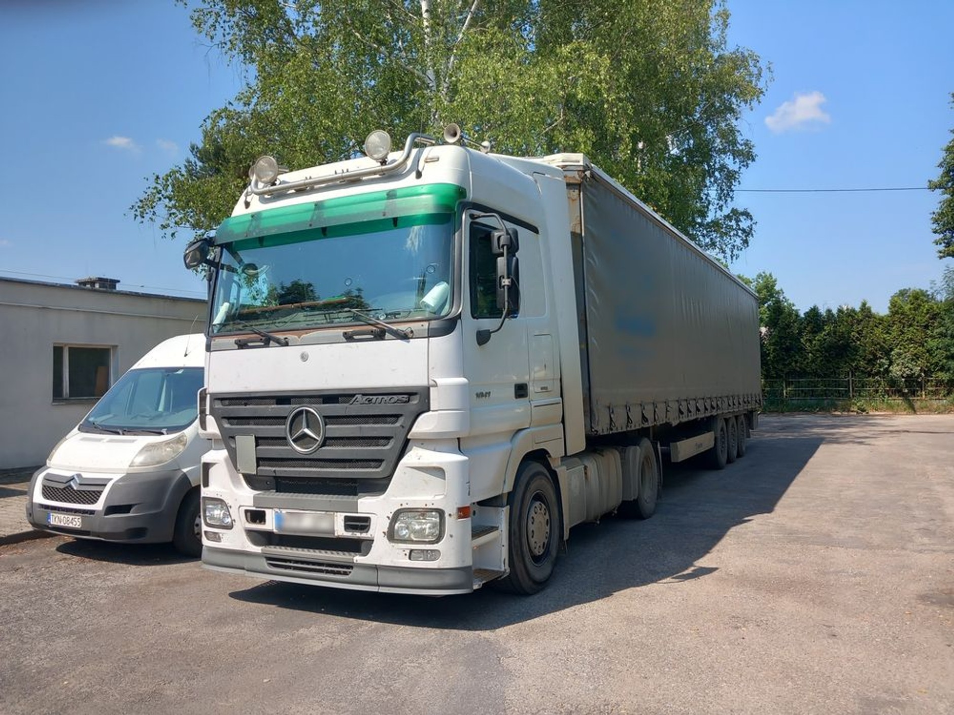 Naczepa miała całkowicie zniszczoną oponę. Inspektorzy zakazali dalszej jazdy