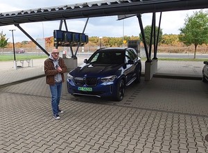BMW iX3 — wygląda jak normalny SUV, a jak jeździ?