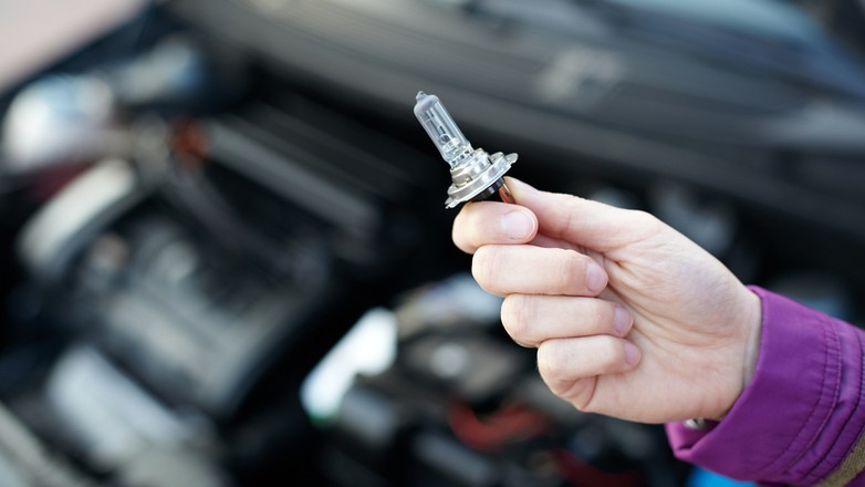 Jak wymienić żarówkę w aucie i nie dostać szału?