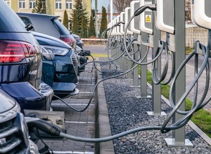 Prawie 300 nowych ładowarek w Polsce – inwestycja Volkswagena i PGE