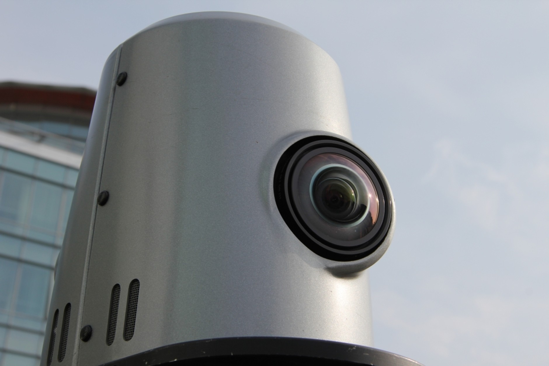 Kamery pracują tylko w dni bez deszczu. Na wypadek opadów całą kopułę można zdemontować.