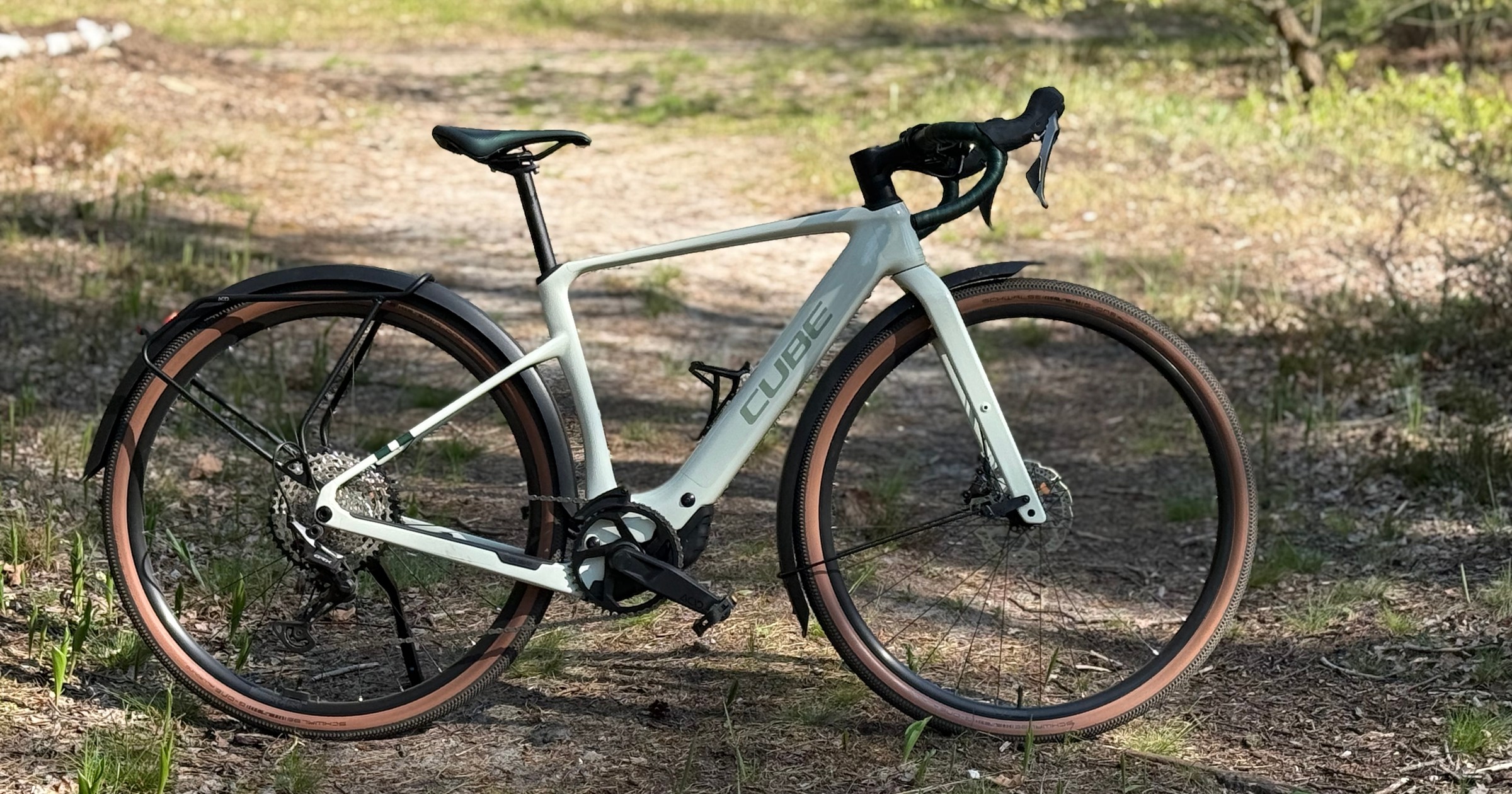 Cube Nuroad Hybrid – elektryczny gravel z błotnikami i bagażnikiem
