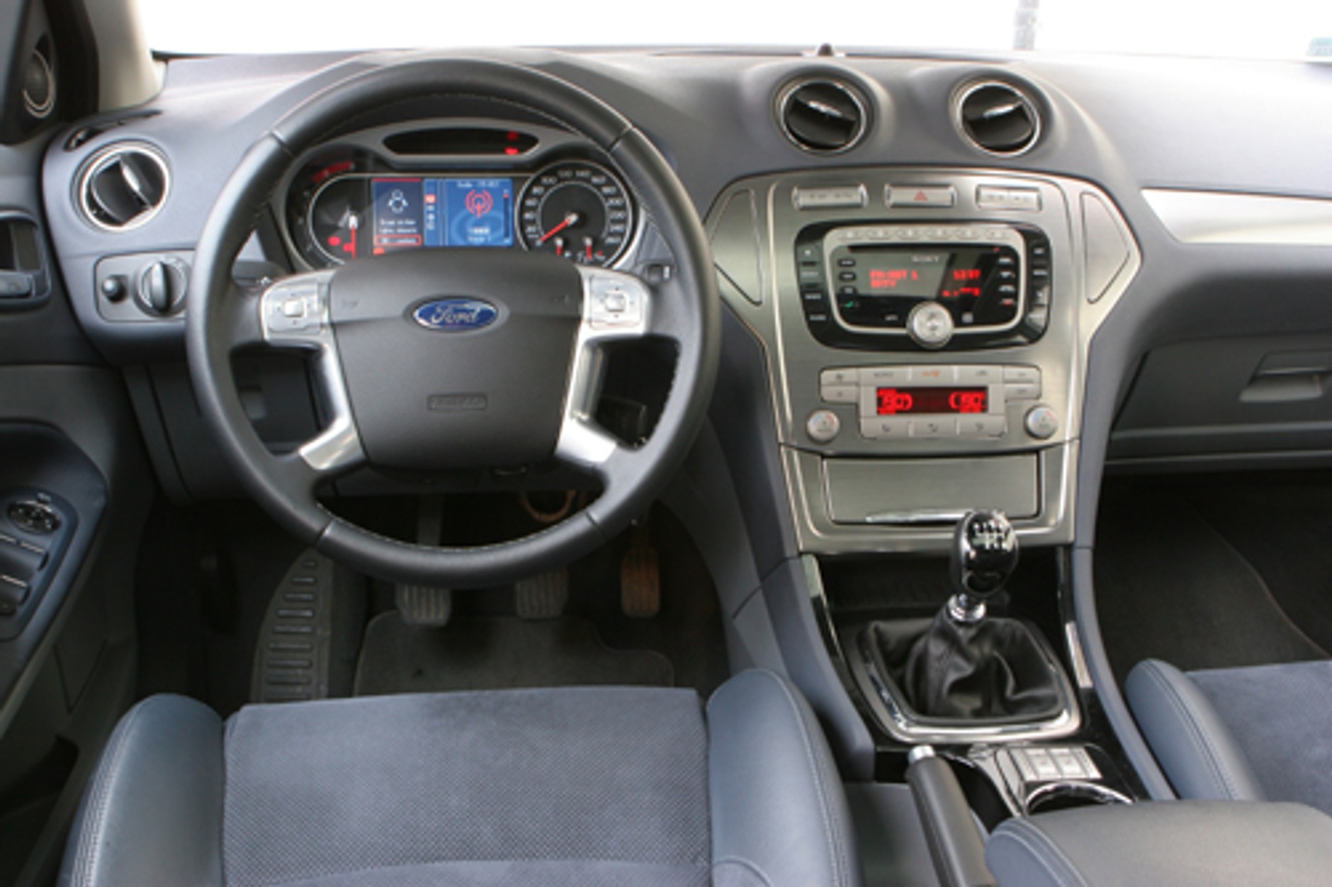 Ford Mondeo - Oszczędny kolos wyznacza trendy