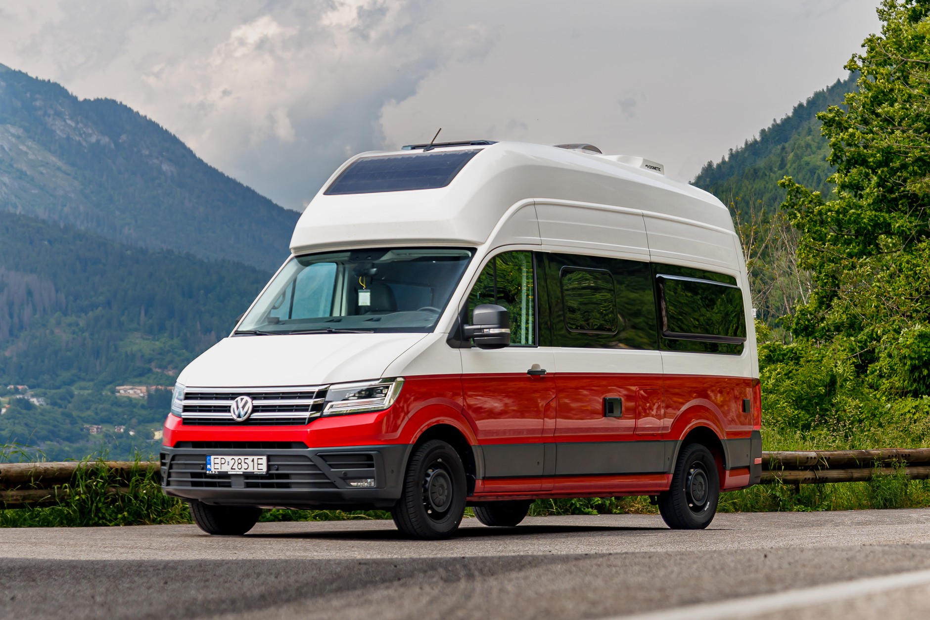 Volkswagen Grand California jest dużym kamperem, który występuje w wersji na prawo jazdy kat. B, a w cięższych wersjach na kat. C